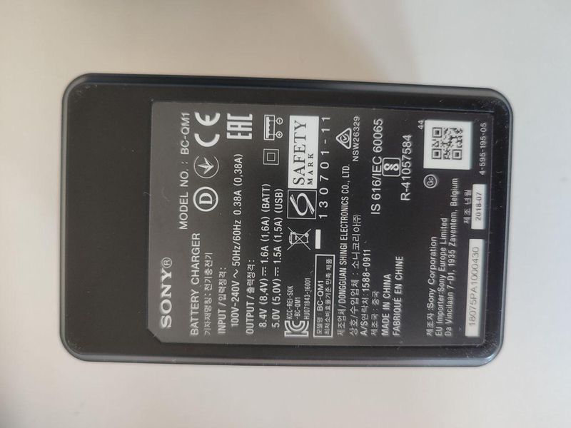 Зарядное устройство универсальное Sony BC-QM1 (BC-QM1) 10005213 фото