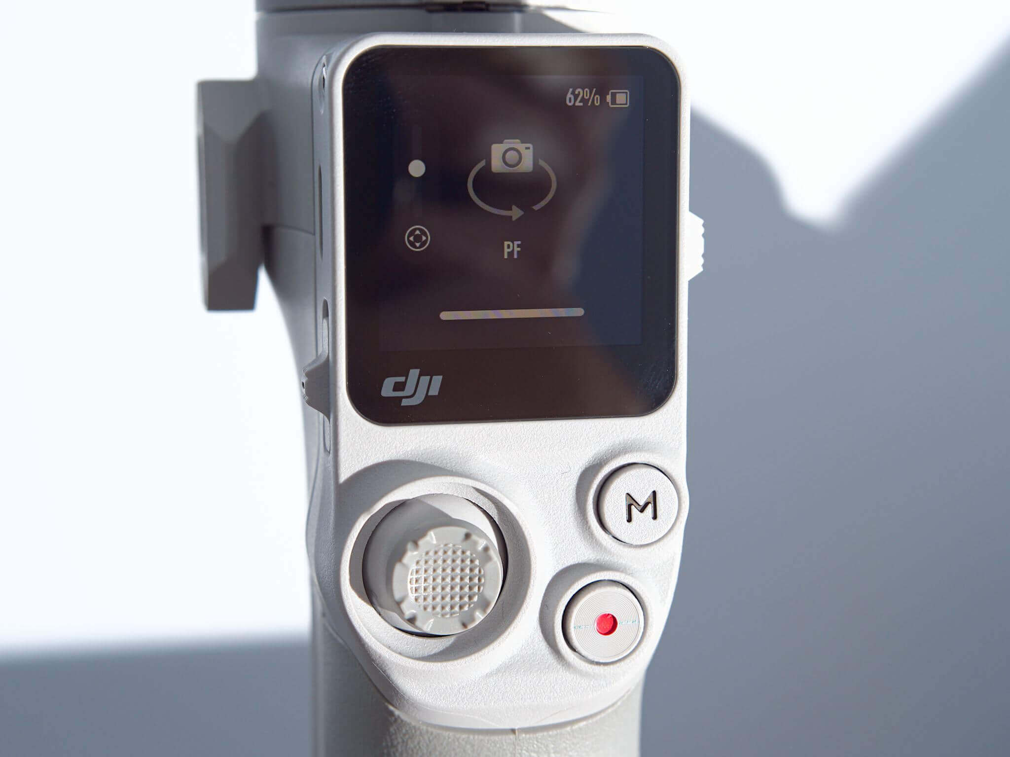 Сенсорний OLED-екран DJI RS 4 Mini з індикацією режиму PF та рівня заряду, восьмипозиційний джойстик та кнопка зміни режимів