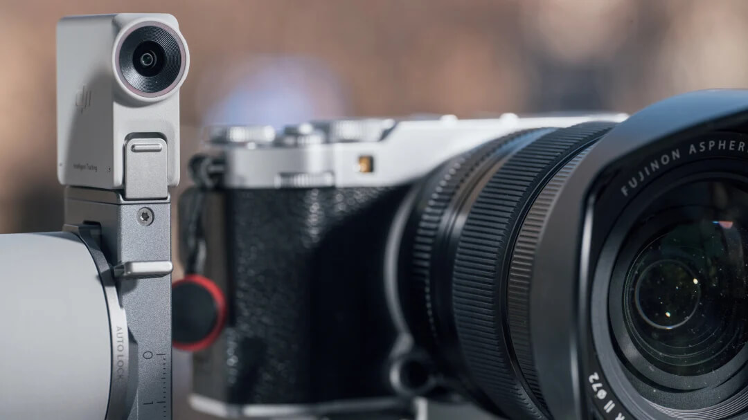 Модуль DJI RS Intelligent Tracking Module на магнітному кріпленні верхнього плеча нахилу поруч із об'єктивом камери