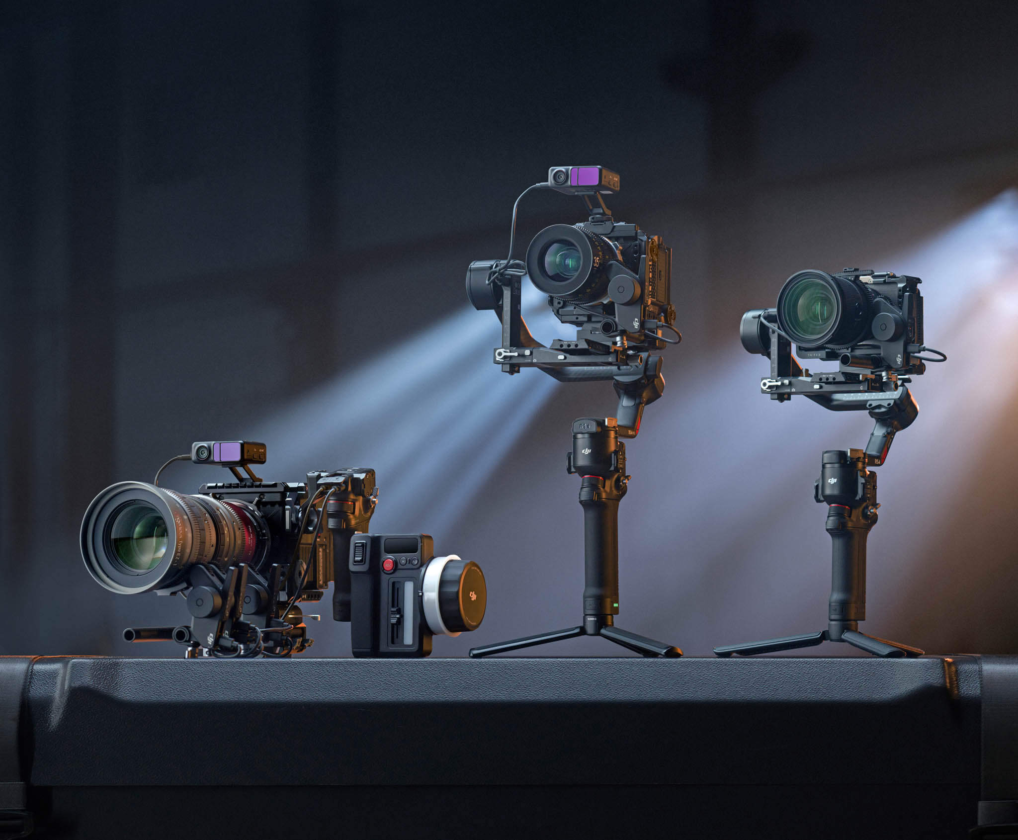 Экосистема DJI Focus Pro в сборе: дальномер LiDAR с оптическим блоком на холодном башмаке камеры, мотор привода на направляющей и беспроводной блок FIZ Hand Unit с колесом фокусировки и экраном