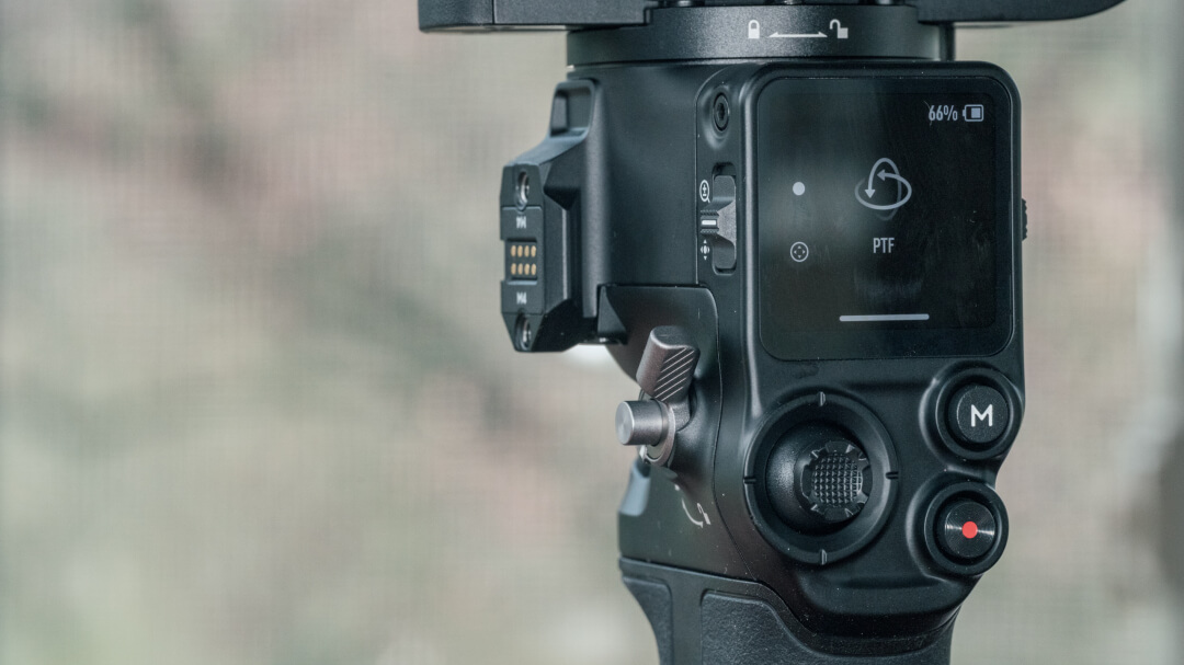 Сенсорный OLED-экран DJI RS 4 Pro на тыльной стороне с индикацией режима PTF и уровня заряда, переключателем режима джойстика, кнопкой смены режимов и кнопкой записи