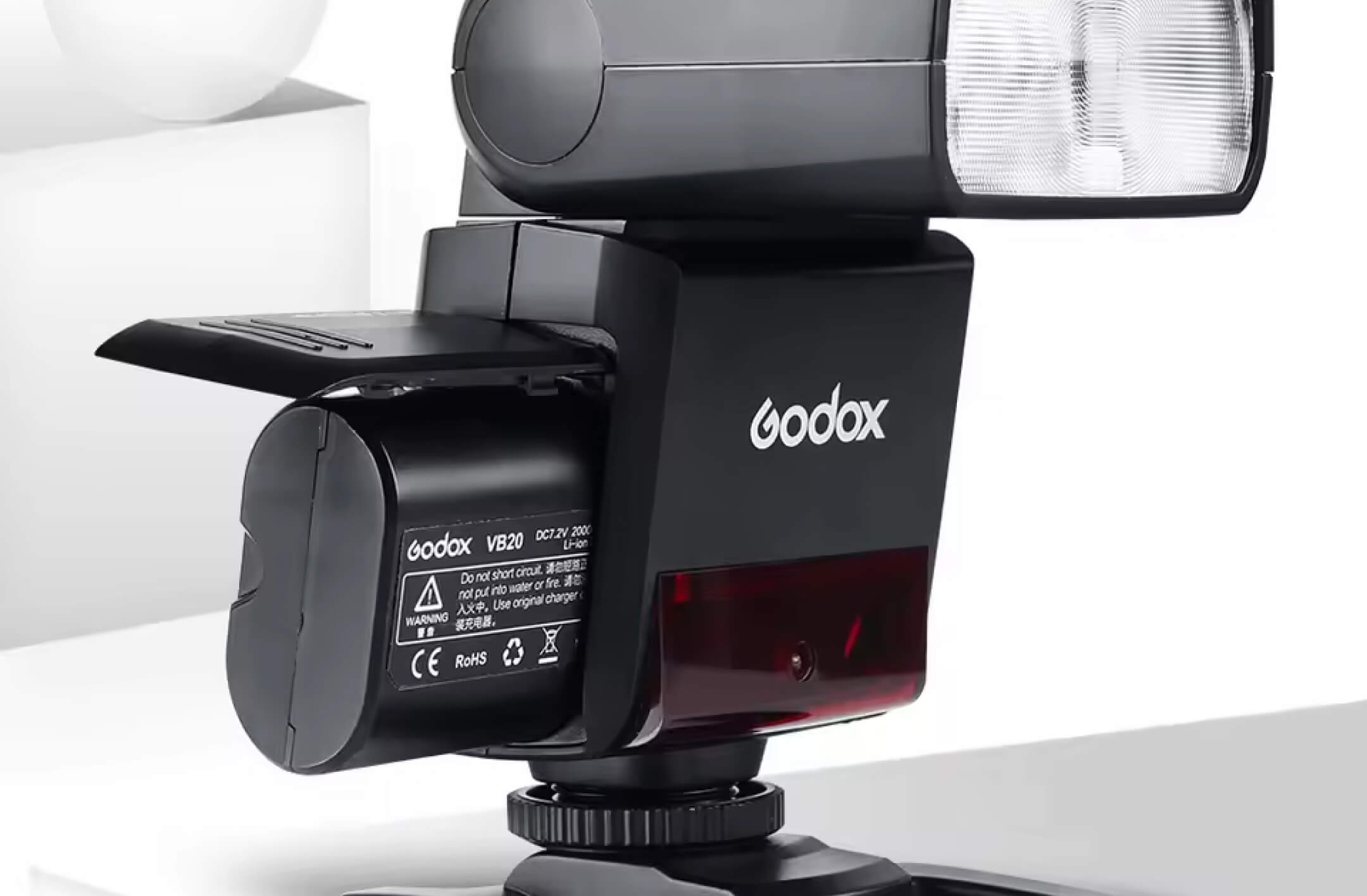 Открытый батарейный отсек вспышки Godox V350 с извлекаемым литий-ионным аккумулятором VB20 напряжением 7.2 В